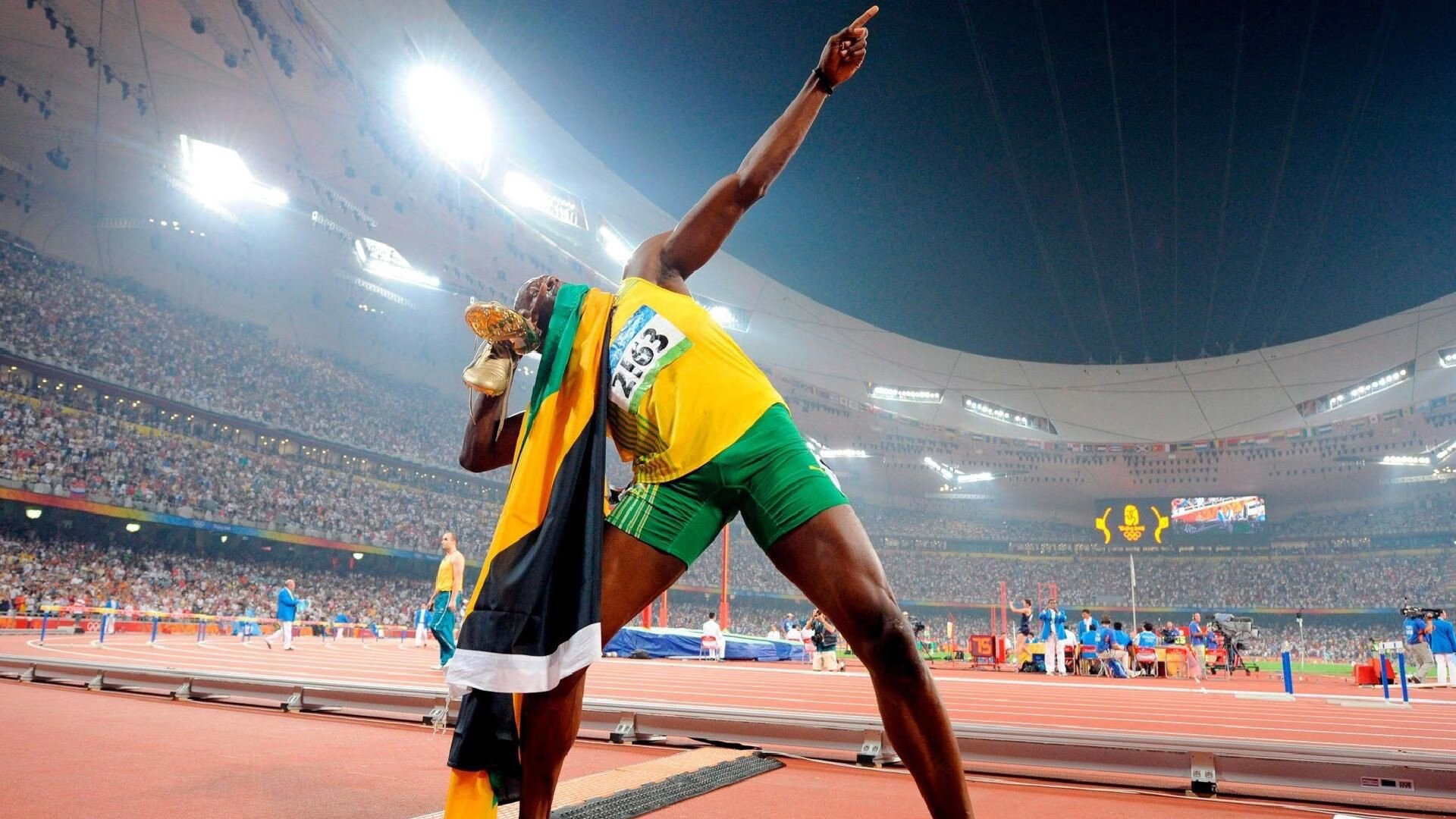 新闻中心提醒公众注意赛事期间交通管制安排，赛事叫停