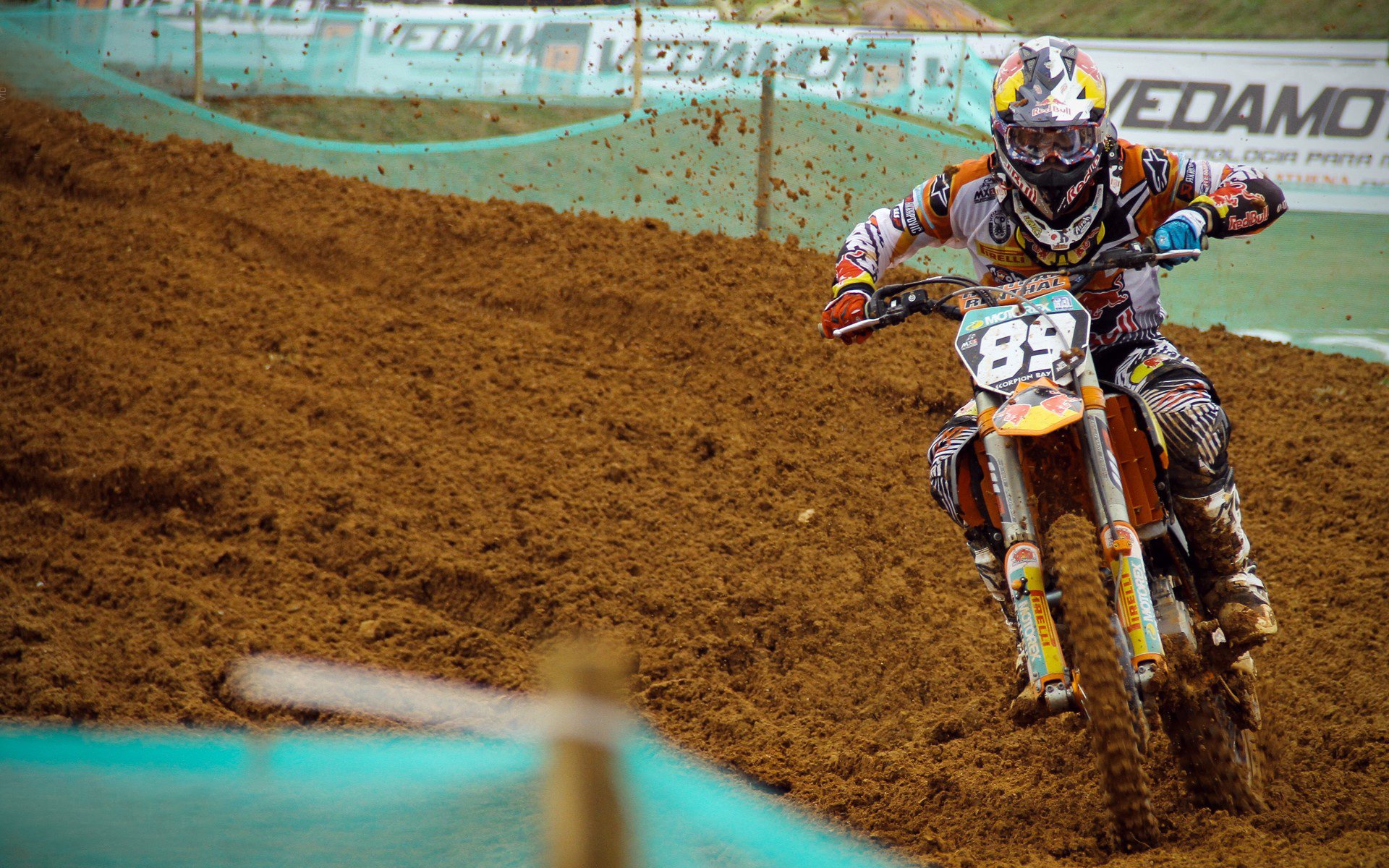 新闻中心提醒公众注意赛事期间交通管制安排，赛事叫停